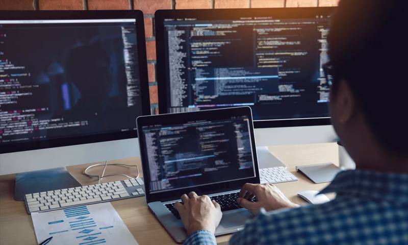 数据科学选型:R与Python如何赋能项城市网站建设?